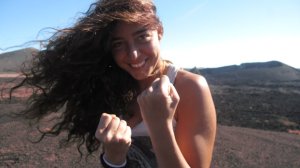 Elena Estaun con pose boxeador en Lanzarote